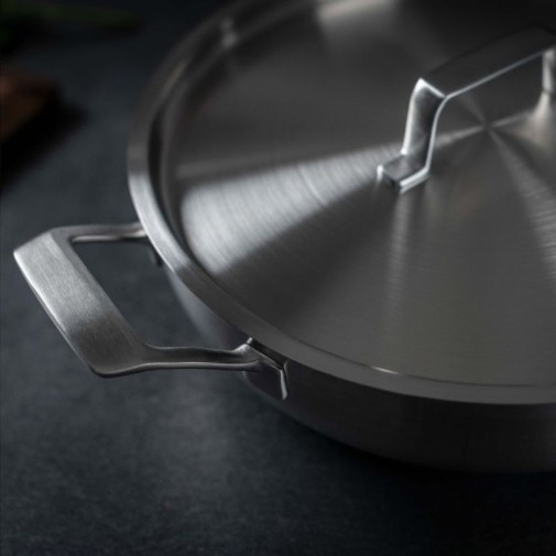CULINARY FIVEPLY Wok de acero inoxidable con tapa y detalle del asa