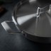 CULINARY FIVEPLY Wok de acero inoxidable con tapa y detalle del asa