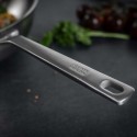 CULINARY FIVEPLY Wok de acero inoxidable detalle del mango con la marca Kuhn Rikon