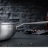 CULINARY FIVEPLY Wok de acero inoxidable sin tapa vista lateral del mango
