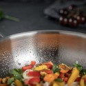 CULINARY FIVEPLY Wok de acero inoxidable con verduras salteadas en su interior