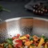 CULINARY FIVEPLY Wok de acero inoxidable con verduras salteadas en su interior