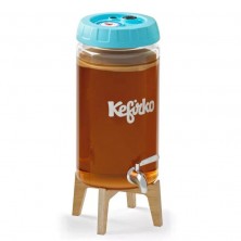 Recipiente de vidrio Fermentador Kefirko, tapa azul, soporte de madera y grifo en la parte inferior.