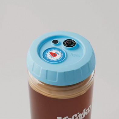 Detalle de la tapa del fermentador de kombucha 4L con reloj fermentador manual, filtro de carbón activo y termómetro