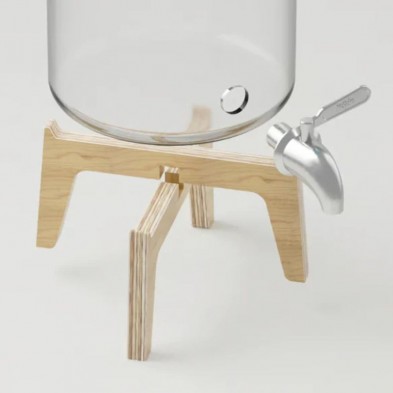 Detalle inferior grifo y soporte de madera sobre la que asienta el fermentador Kefirko de vidrio