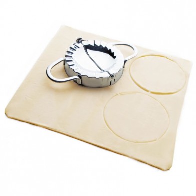Crea tus empanadillas caseras con el molde de acero inoxidable sobre la masa extendida