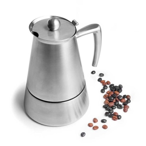 Cafetera Express de acero inoxidable junto a granos de café en un fondo blanco.
