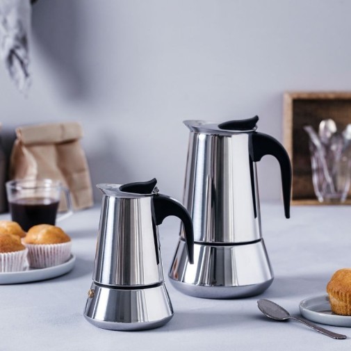 Cafeteras express MILAN Lacor con mango de baquelita sobre una encimera de cocina