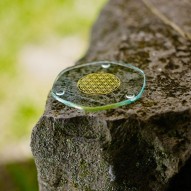 Posavasos con flor de la vida en oro 24K Nature's Design sobre una roca