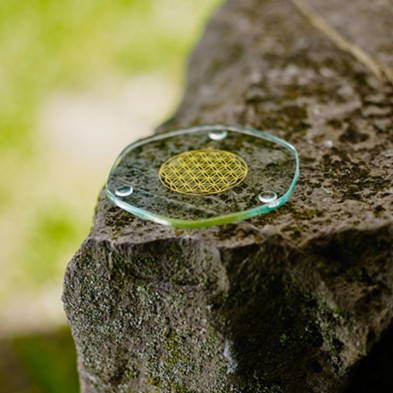 Posavasos con flor de la vida en oro 24K Nature's Design sobre una roca