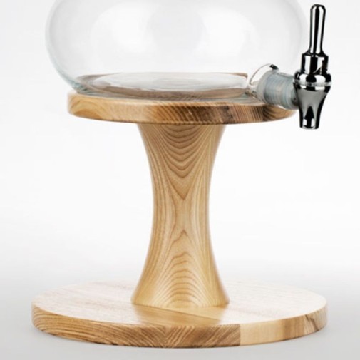 Detalle de una jarra universe sobre la Base Madera Fresno con barniz natural