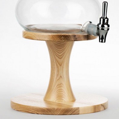 Detalle de una jarra universe sobre la Base Madera Fresno con barniz natural