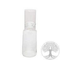 jarrón de borosilicato con un vaso de vidrio; El logo del árbol destaca la sostenibilidad.