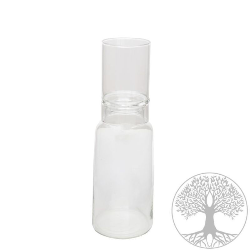 jarrón de borosilicato con un vaso de vidrio; El logo del árbol destaca la sostenibilidad.
