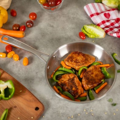 La ALLROUND Sartén de acero inoxidable Kuhn Rikon con filetes y verduras salteadas