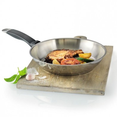 SILVER STAR Sartén de acero inoxidable Kuhn Rikon sobre tabla de corte de madera y alimentos en su interior con borde exterior