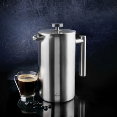 Cafetera Francesa Inox Lacor presentación sobre encimera con café recién hecho en una taza servido Cafetera Francesa Inox Lacor presentación sobre encimera con café recién hecho en una taza servido