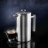 Cafetera Francesa Inox Lacor presentación sobre encimera con café recién hecho en una taza servido Cafetera Francesa Inox Lacor presentación sobre encimera con café recién hecho en una taza servido