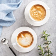 Rico café en tazas blancas servidas con la Cafetera Francesa Inox Lacor