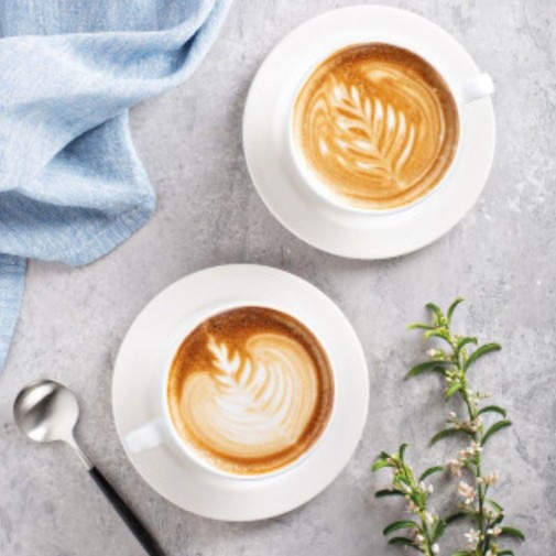 Rico café en tazas blancas servidas con la Cafetera Francesa Inox Lacor