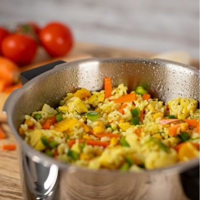 Un arroz con verduras preparado en la Olla a Presión Duromatic Classic Neo con mango Kuhn Rikon