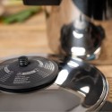 Detalle de la zona de la válvula de la tapa de la Olla a Presión Duromatic Classic Neo con mango Kuhn Rikon