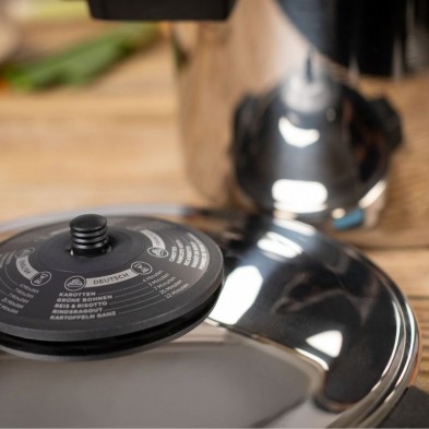 Detalle de la zona de la válvula de la tapa de la Olla a Presión Duromatic Classic Neo con mango Kuhn Rikon