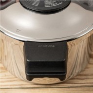 Detalle del asa cerrada de la Olla a Presión Duromatic Classic Neo de Kuhn Rikon