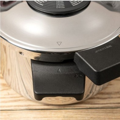 Detalle del asa abierta de la Olla a Presión Duromatic Classic Neo de Kuhn Rikon Detalle del asa abierta de la Olla a Presión Duromatic Classic Neo de Kuhn Rikon
