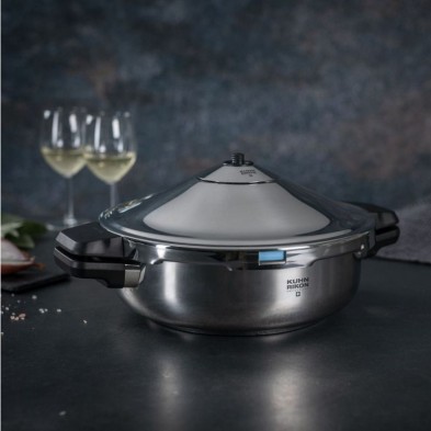 La Olla a Presión Duromatic Hotel con asas Kuhn Rikon de 5 litros sobre una encimera con su tapa cerrada La Olla a Presión Duromatic Hotel con asas Kuhn Rikon de 5 litros sobre una encimera con su tapa cerrada