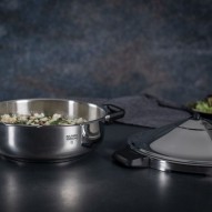 Olla a Presión Duromatic Hotel con asas Kuhn Rikon de 5 litros con tapa abierta y comida preparada en su interior