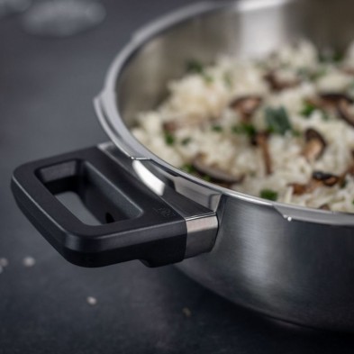 Detalle del asa con comida preparada en la Olla a Presión Duromatic Hotel con asas Kuhn Rikon de 5 litros Detalle del asa con comida preparada en la Olla a Presión Duromatic Hotel con asas Kuhn Rikon de 5 litros