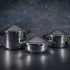 Las tres ollas a Olla a Presión Duromatic Hotel con asas Kuhn Rikon en una encimera Las tres ollas a Olla a Presión Duromatic Hotel con asas Kuhn Rikon en una encimera