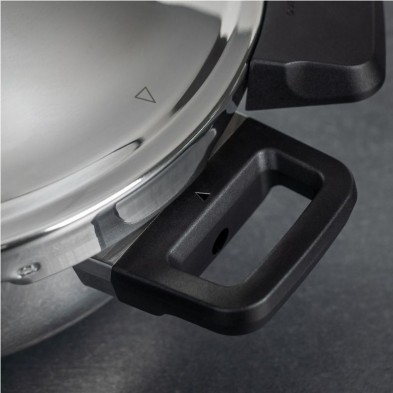 Detalle ampliado del asa de la Olla a Presión Duromatic Hotel con asas Kuhn Rikon de 5 litros Detalle ampliado del asa de la Olla a Presión Duromatic Hotel con asas Kuhn Rikon de 5 litros