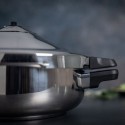 detalle ampliado del asa cerrada de la Olla a Presión Duromatic Hotel con asas Kuhn Rikon de 5 litros