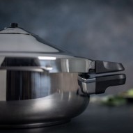 detalle ampliado del asa cerrada de la Olla a Presión Duromatic Hotel con asas Kuhn Rikon de 5 litros