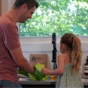 Un padre con su hija lavando en el fregadero con la Bayeta de cocina y Limpieza Compostable 5 unidades If You Care
