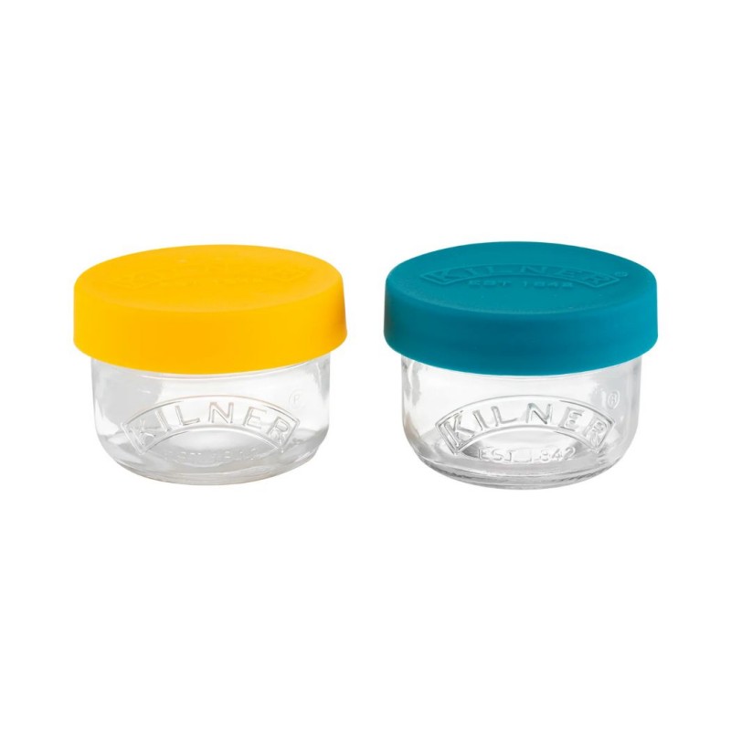 Dos pequeños frascos de vidrio con tapas de color amarillo y verde azulado sobre un fondo blanco.