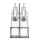 Dos botellas de vidrio transparente con picos vertedores en un soporte de metal negro de la marca KILNER