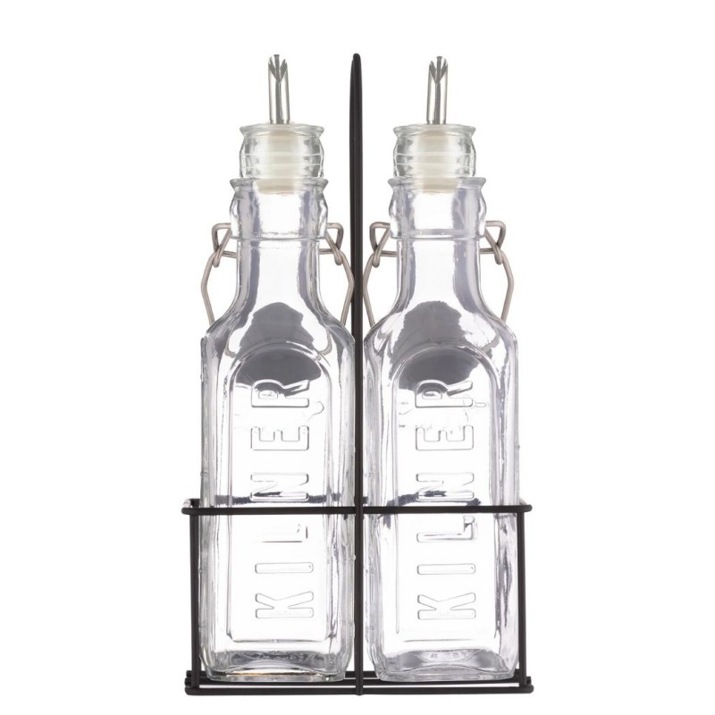 Dos botellas de vidrio transparente con picos vertedores en un soporte de metal negro de la marca KILNER