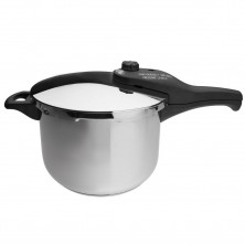 olla a presión de acero inoxidable con asas y tapa negras sobre fondo blanco.