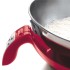 Primer plano de una balanza de cocina electrónica roja con un cuenco de arroz blanco encima.