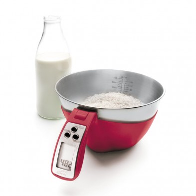 La báscula digital con bol extraíble Lacor con arroz y una botella de leche detrás.