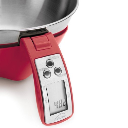 Báscula de cocina digital roja con bol de acero inoxidable que muestra una lectura de 482 gramos.