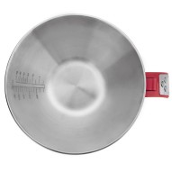 Vista superior de un cuenco metálico vacío con asa roja y marcas de medidas en el interior.