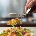 Cuchara pinza servir Lacor sirviendo alimentos