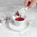 Pinza bolsitas té Lacor usándolas con una bolsita de té en una taza