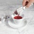 Pinza bolsitas té Lacor usándolas con una bolsita de té en una taza