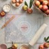 Tabla de vidrio para encimera Mason Cash con otros utensilios y alimentos para preparar una receta
