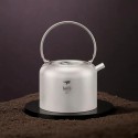 Hervidor de titanio 1500 ml Keith en encimera oscura
